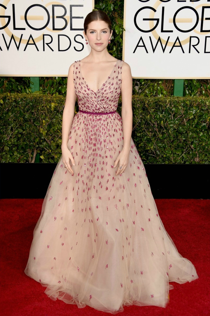 anna-kendrick-wore a stunning Monique Lhuillier gown Brian Atwood heels and Fred Leighton jewels